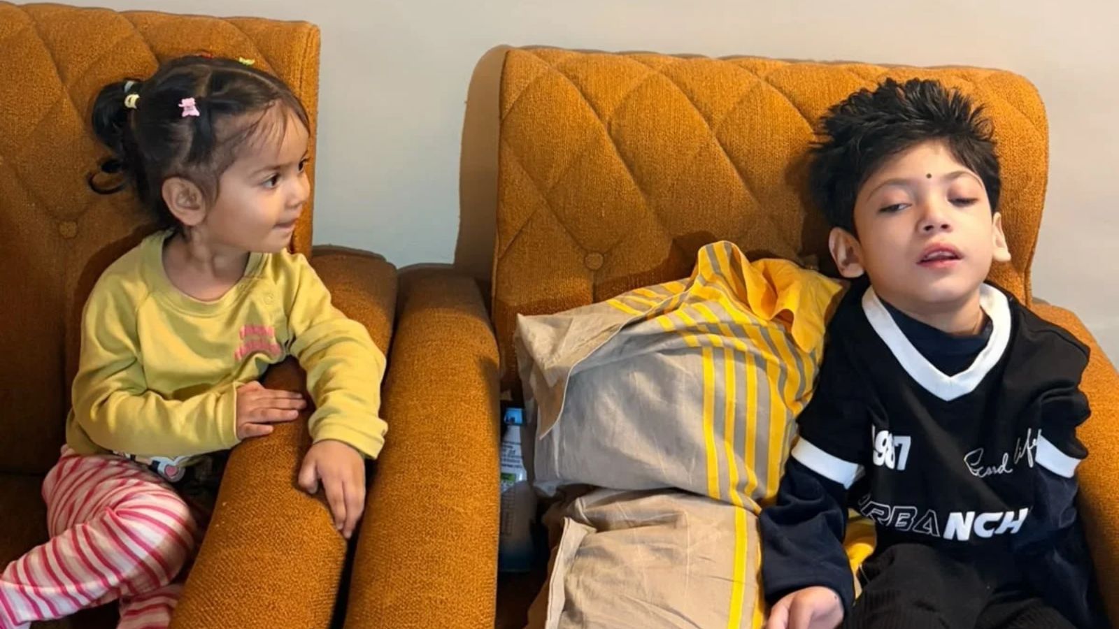 Anaishaa with her sister 